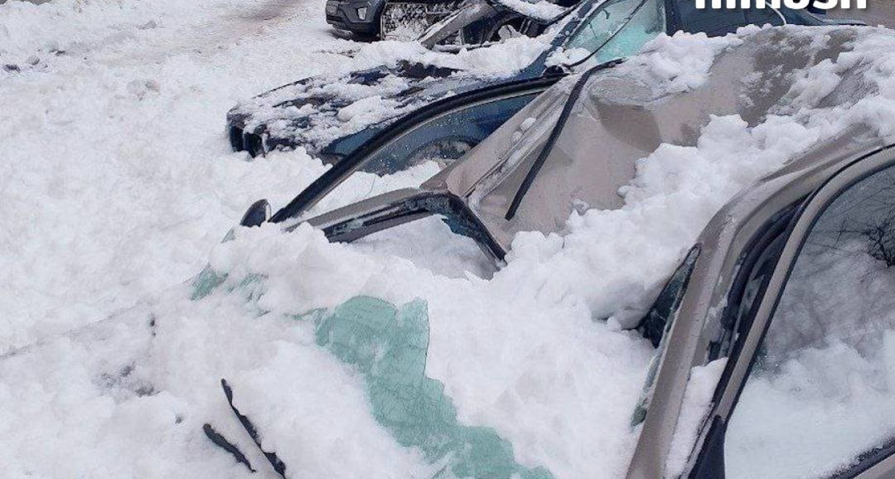 В Нижнем Новгороде снег с крыши разбил четыре машины