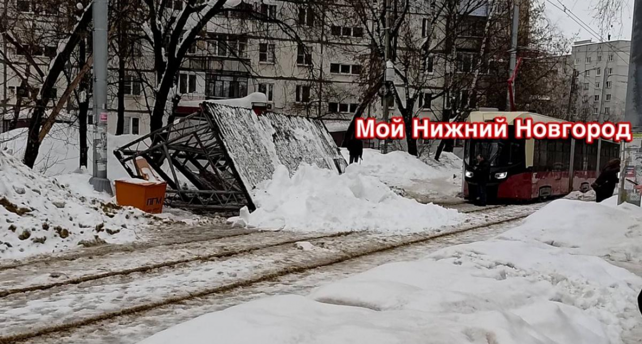 Рухнувшая под тяжестью снега остановка парализовала движение трамваев на улице Глинки
