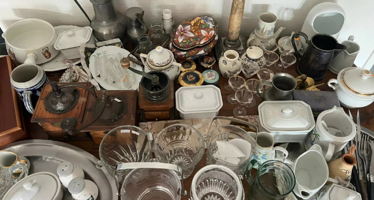 Есть в каждом серванте: почему посуда из бабушкиных шкафов снова вернулась в моду