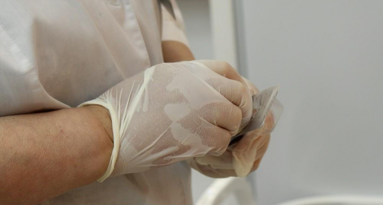 Герпес и стафилококк с одного касания: врач раскрыл скрытую угрозу тестеров косметики в нижегородских магазинах