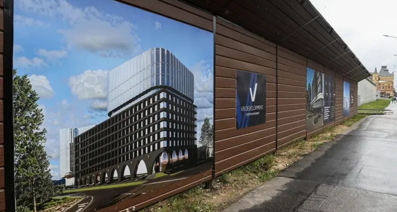 Девятиэтажный отель и конгресс-холл у Нижегородской ярмарки: территорию уже оградили, но строительство отложено до 2026 года