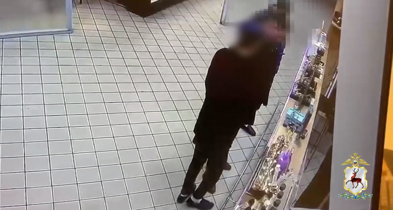 В Нижнем Новгороде поймали 16-летнего "парфюмера", который прошел мимо кассы с товаром