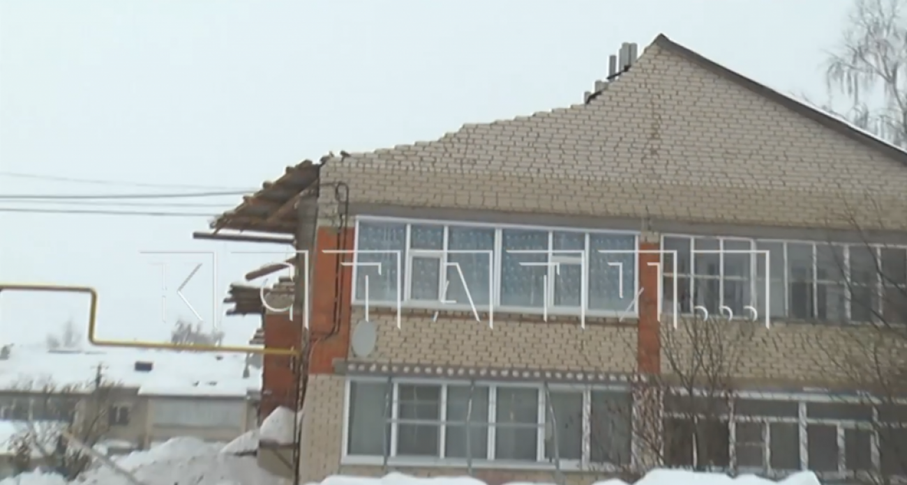 Наследие 90-х не выдержало зимы: в Пильне снег обрушил кровлю двухэтажки, разбив окна и стены