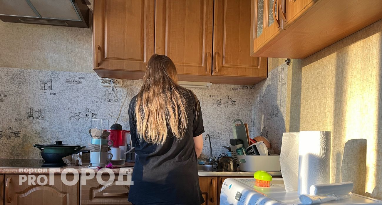 2 ложки на губку – и многолетний жир с кухонных шкафчиков растворяется на глазах: лайфхак от советских хозяек 