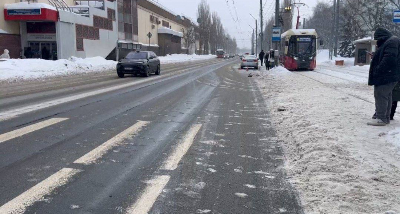 В Нижнем Новгороде водитель Volkswagen проехал на красный сигнал и сбил двух пешеходов
