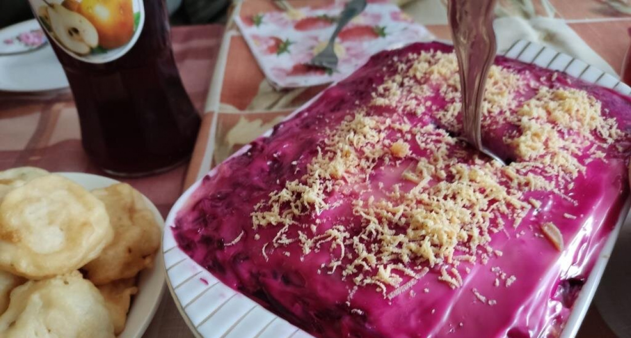 «Зачем вы воткнули ложку в салат»: привычка, по которой вас считают из низшего общества