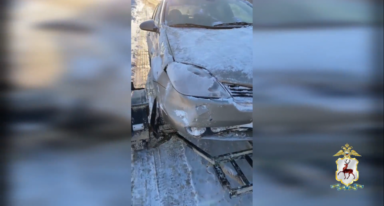 В Дальнеконстантиновском районе госавтоинспекторы спасли мать с ребенком из дымящегося авто