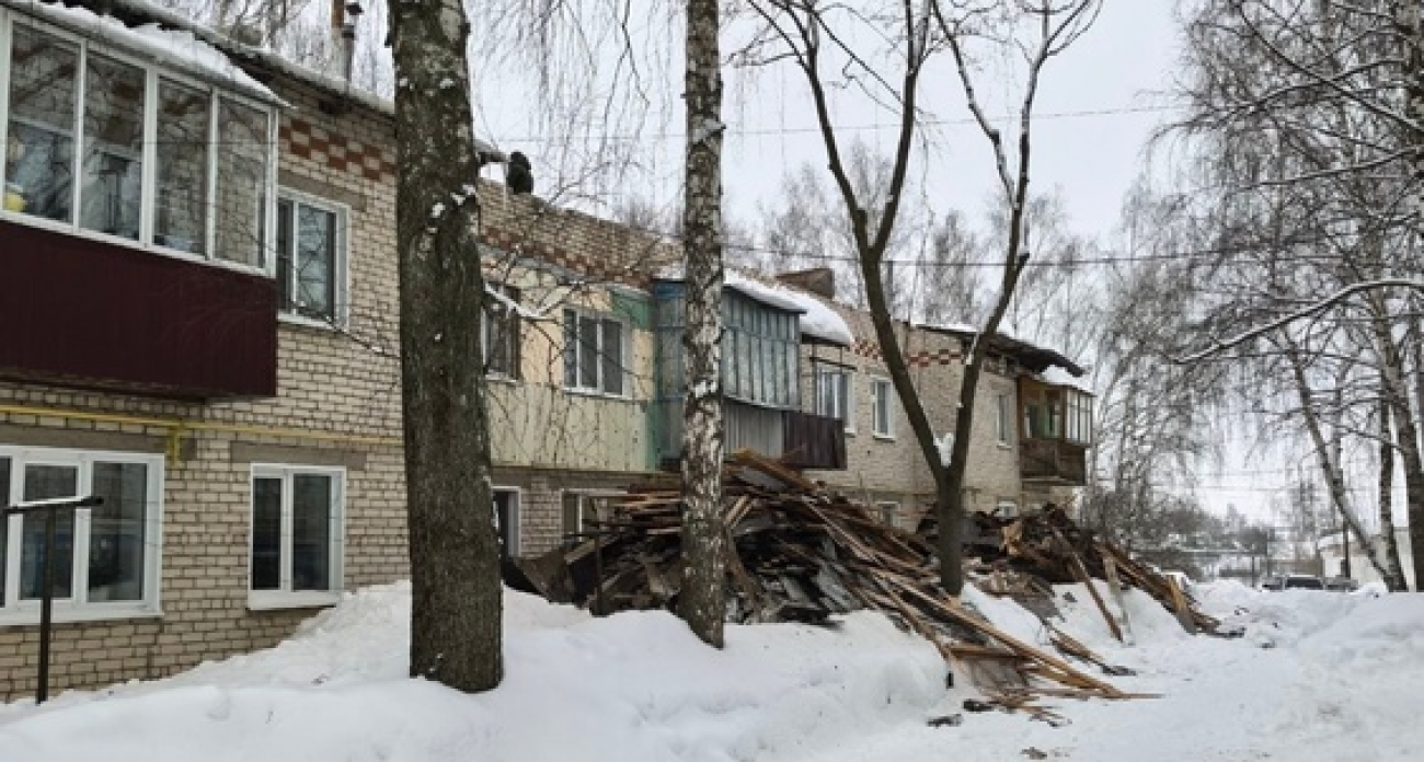 Снег проломил крышу жилого дома на Октябрьской в Нижегородской области