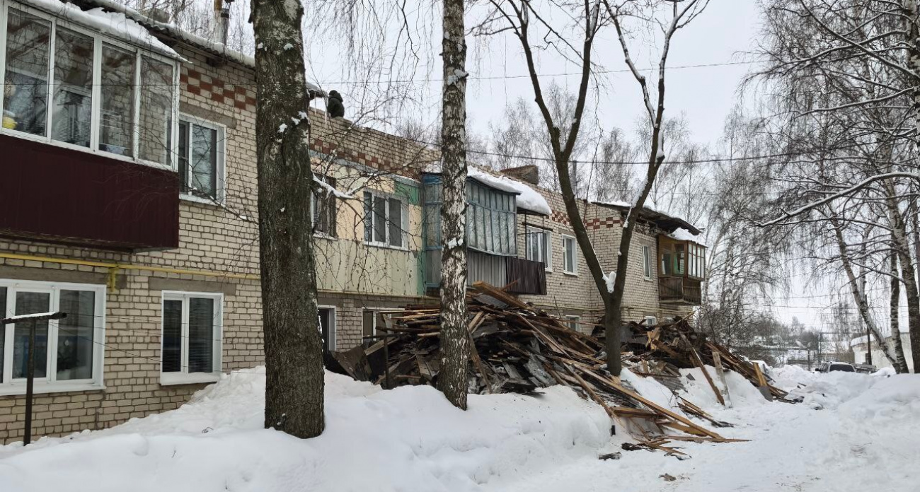 В Княгинино обрушилась крыша жилого дома под весом тяжелого снега