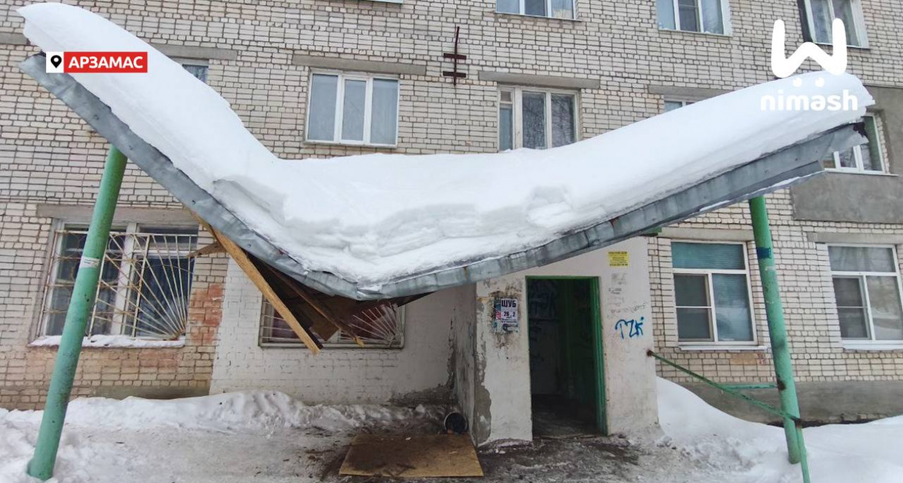 Снег сломал Нижний: один за другим рушатся крыши и террасы в городе