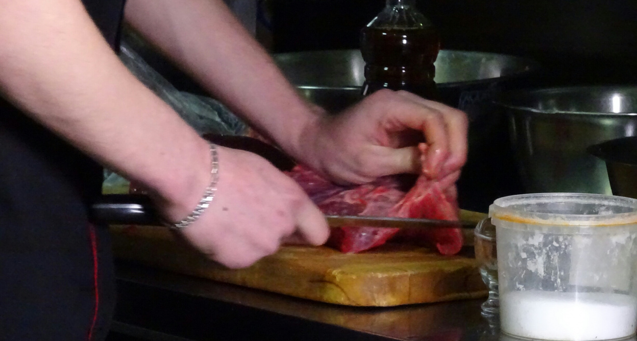 Ученые назвали самое вредное мясо: его не стоит есть даже здоровым, а мы его покупаем каждый день и детям даем