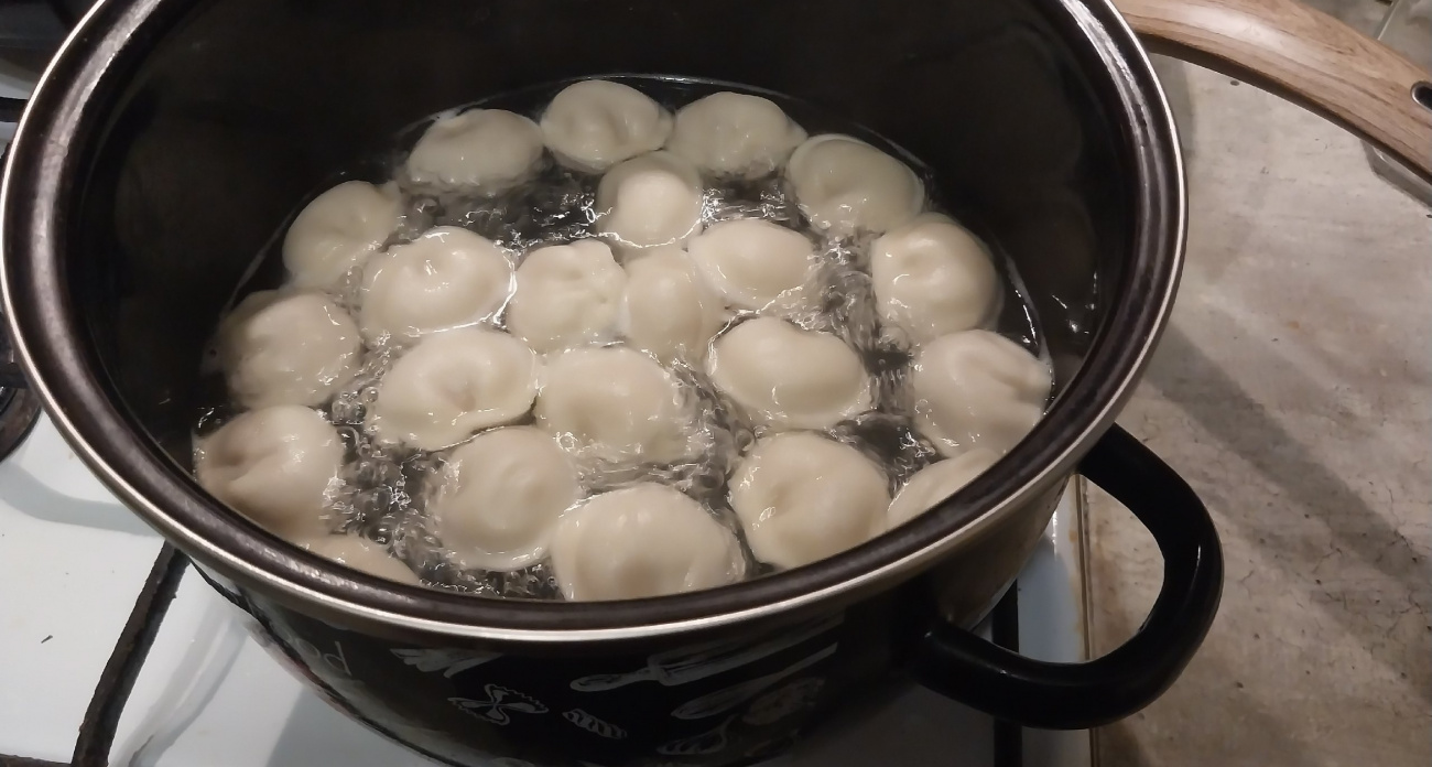 Почему нельзя кидать пельмени в кипяток: запомните это раз и навсегда