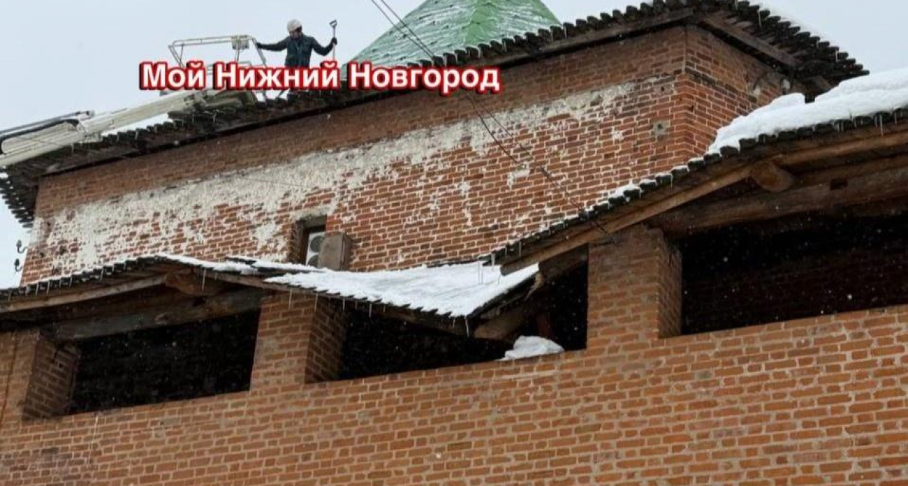 Снег проломил крышу древней кремлевской стены в Нижнем Новгороде