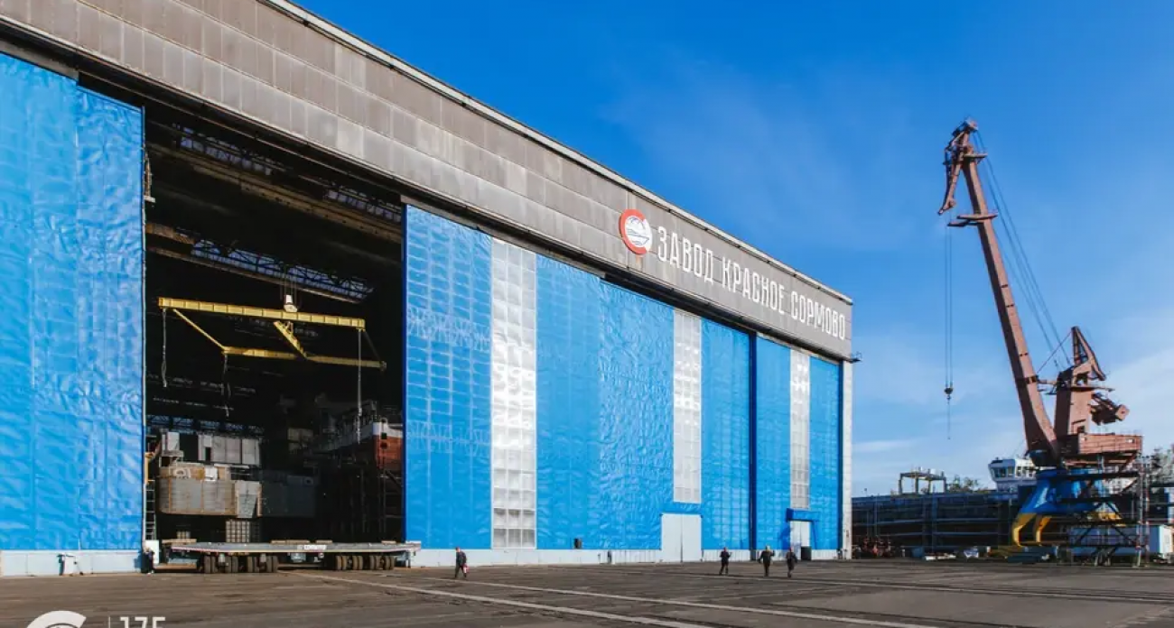 Снег продавил крышу завода «Красное Сормово»