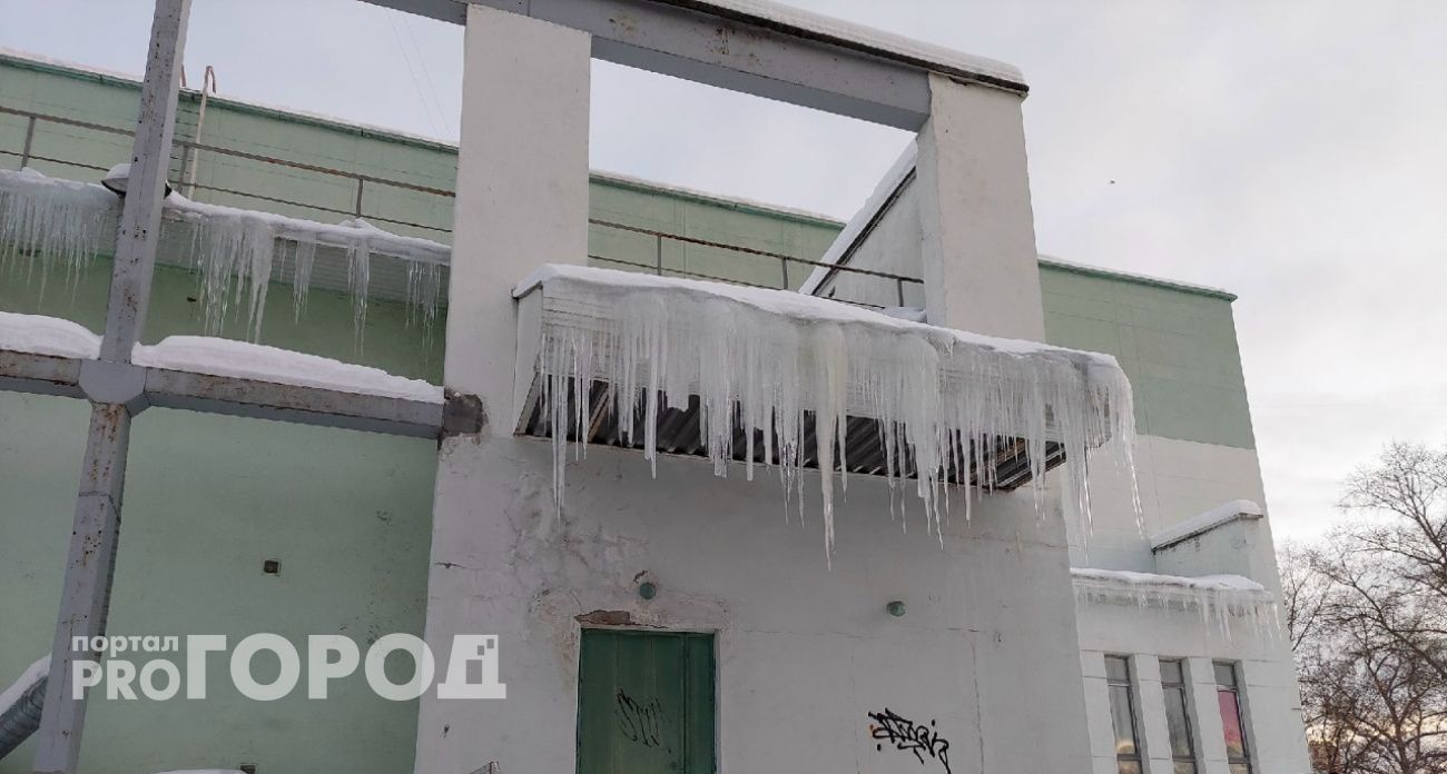 На директора управляющей компании упала наледь с крыши в Нижнем Новгороде