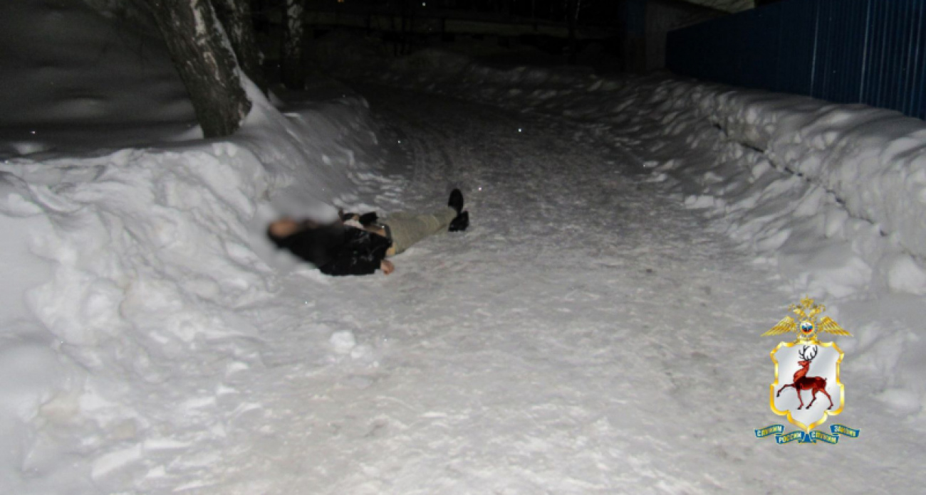 Тело 40-летнего мужчины обнаружили на улице в Лысковском районе