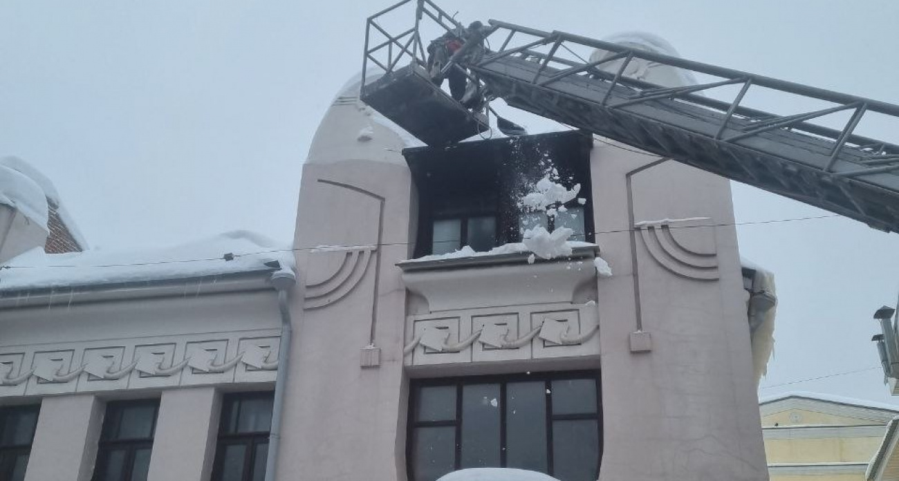 65 бригад альпинистов организовали ДУКи для очистки кровель от наледи