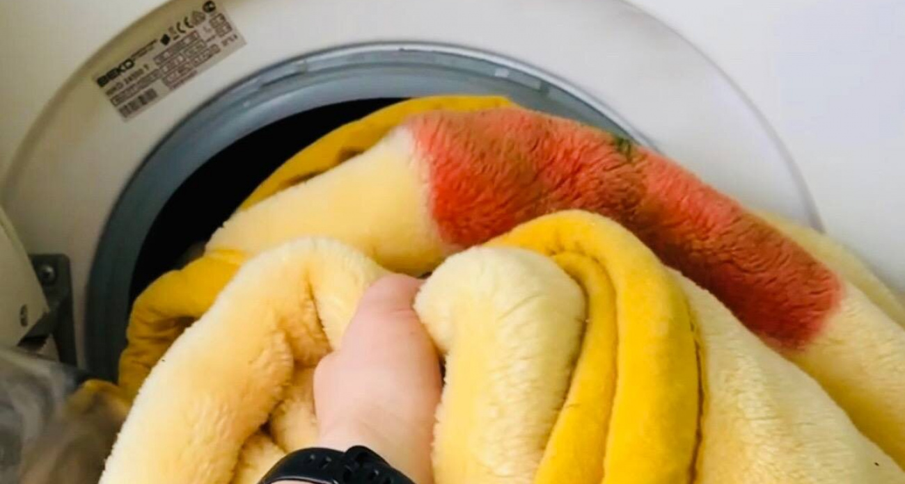 Теперь стираю одеяло без мучений: один трюк с ножницами всё решил