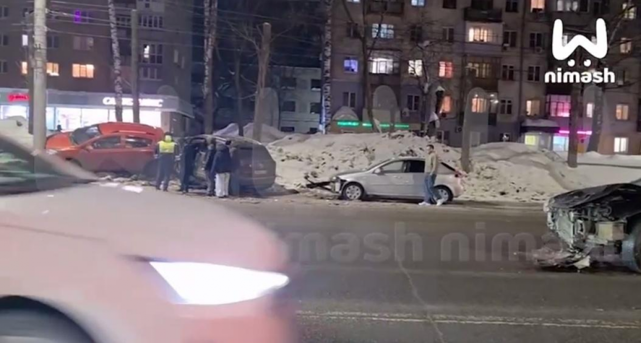 Четыре машины столкнулись на проспекте Гагарина — две вылетели в сугроб