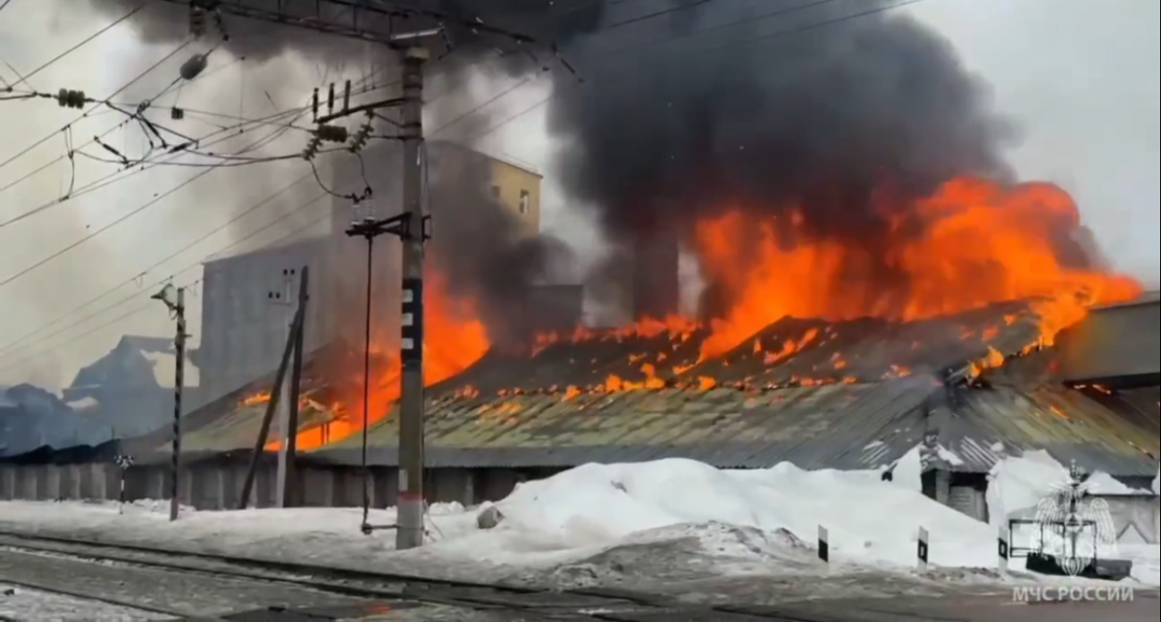 Склад с мукой загорелся в Володарске