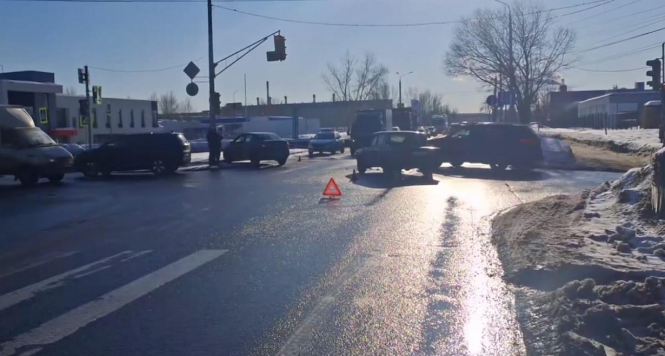 18-летний водитель попал в больницу после столкновения в Нижнем Новгороде