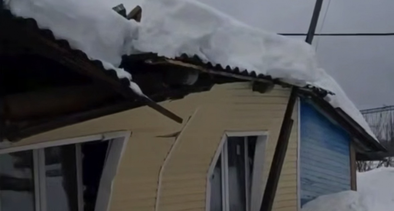 В поселке Навашинского района обрушилась крыша дома, когда жильцы были внутри