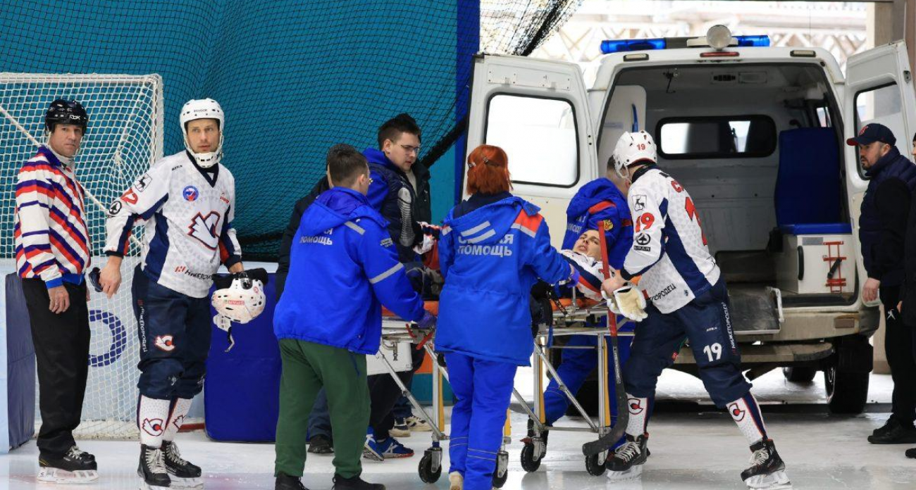 Коньком по бедренной артерии: хоккеиста увезли прямо с льда