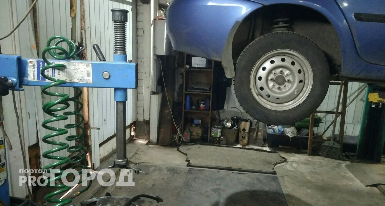 Двое мужчин избили и ограбили своего приятеля после застолья в автосервисе в Сергачском районе