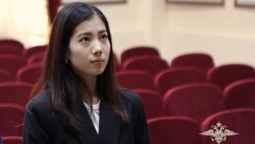 Вручение документов в отделе миграции