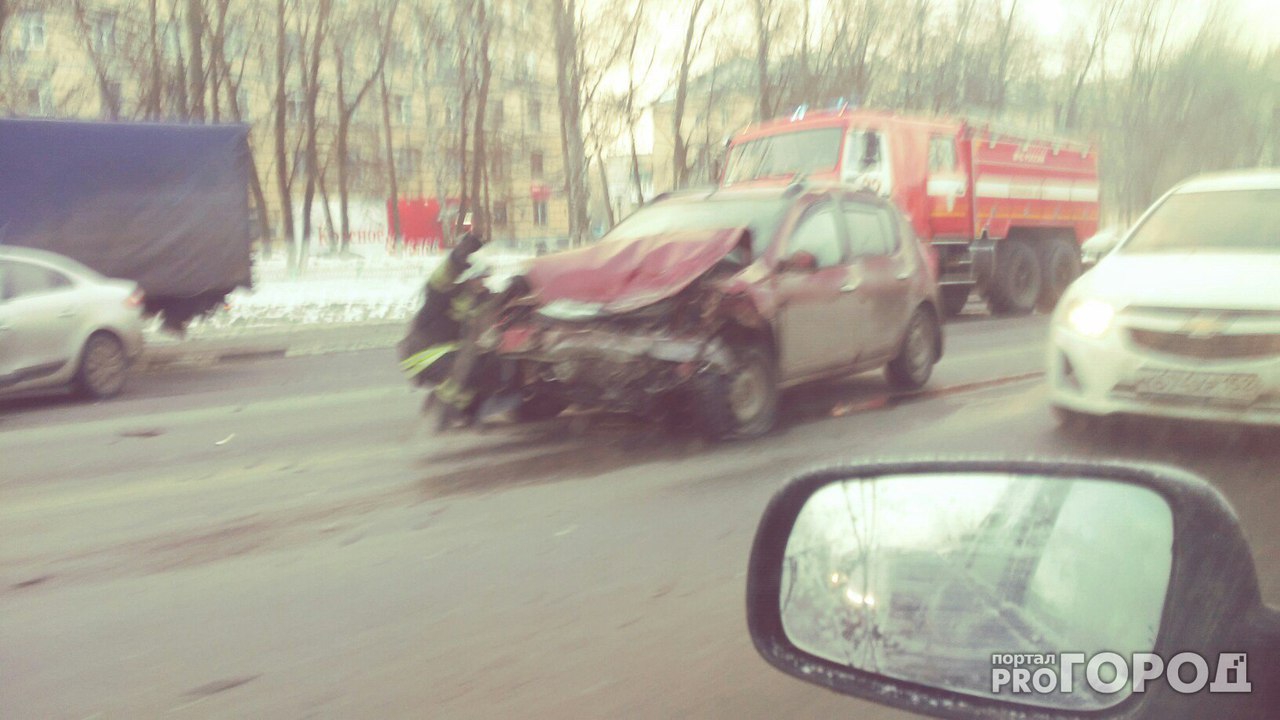 В ДТП на проспекте Гагарина от силы удара у автомобиля вышибло двигатель