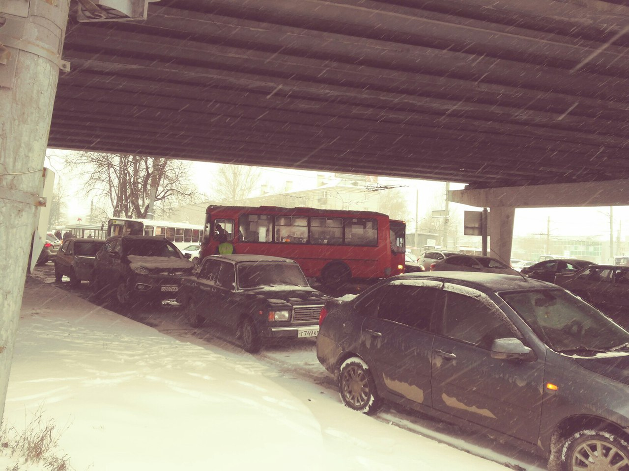 День жестянщика 2: нижегородские дороги сковали огромные пробки