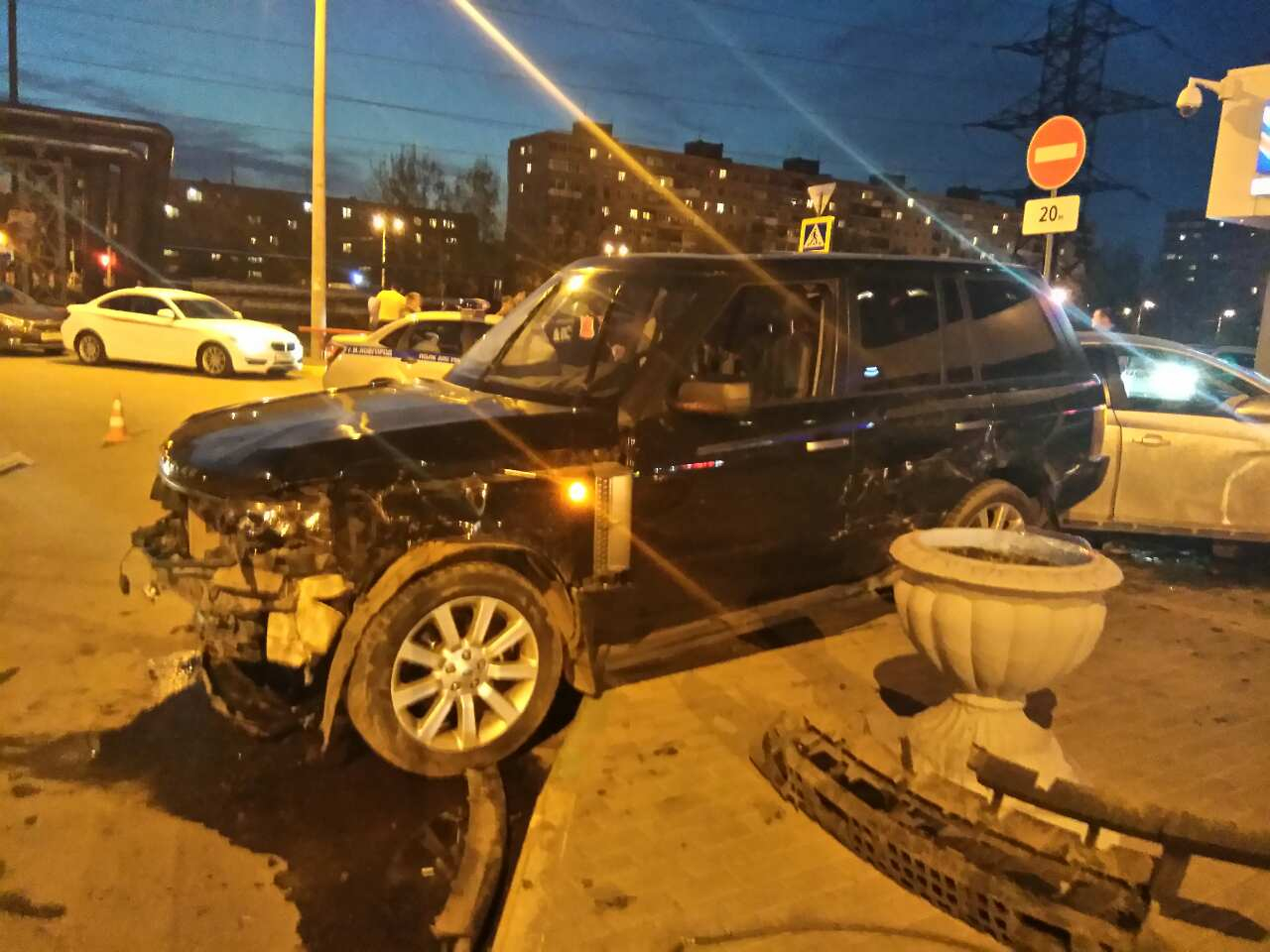 Пьяный иностранец на "Лэнд Ровере" устроил жуткую аварию в Нижнем Новгороде