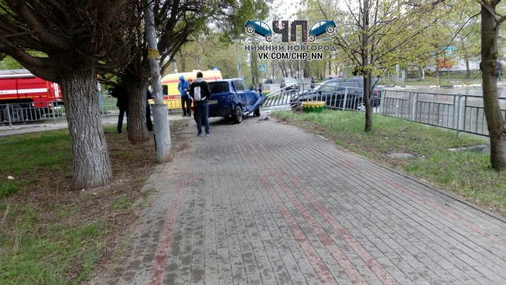 В Московском районе накануне 9 Мая иномарка протаранила забор