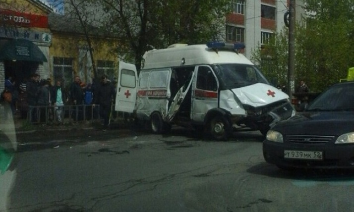 В Дзержинске во время ДТП пациента выбросило из кареты скорой: видео