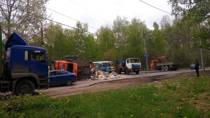 В Нижнем Новгороде мусоровоз перевернулся посреди проезжей части