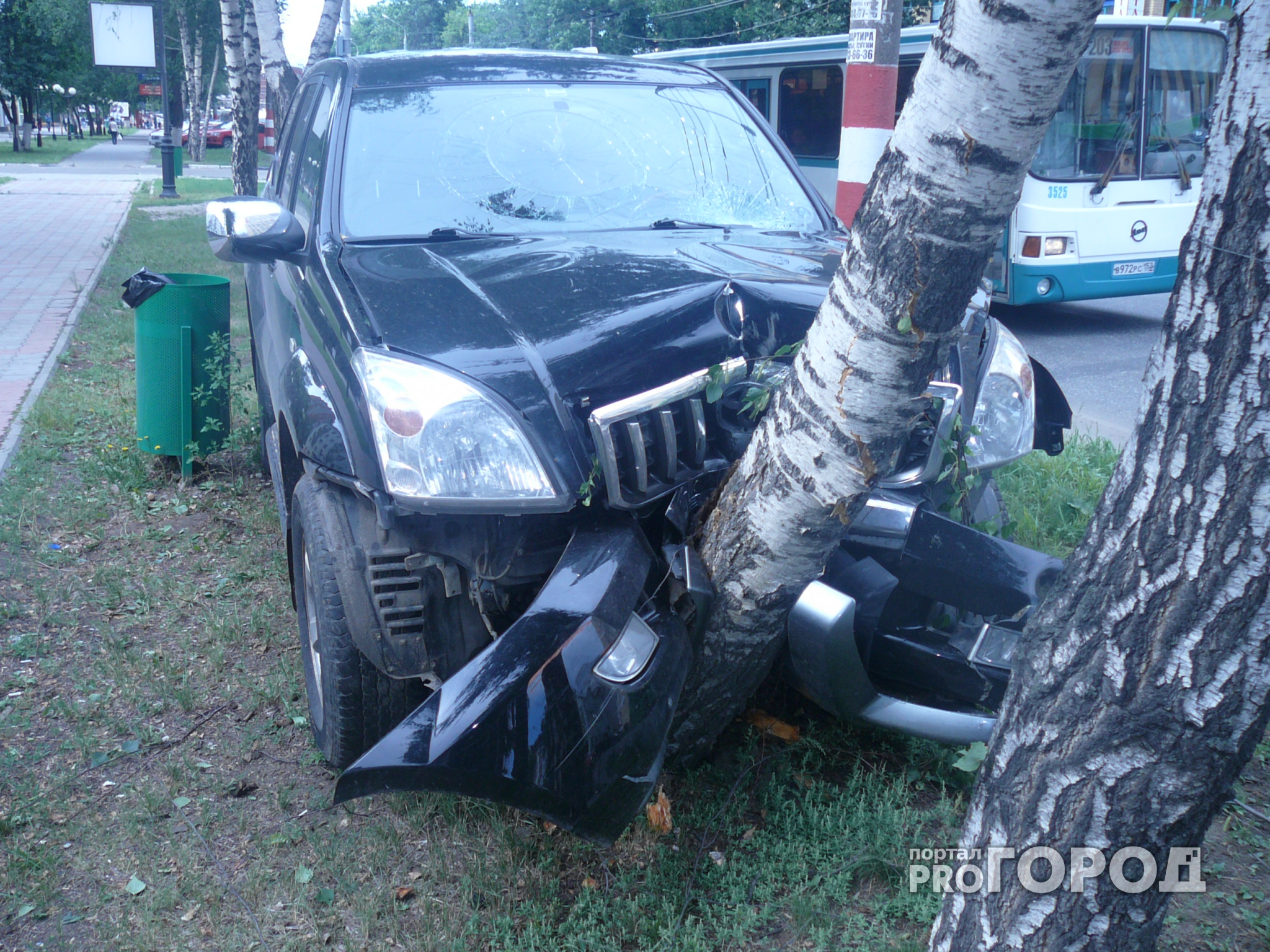 В Нижнем Новгороде иномарка влетела в дерево: есть погибшие