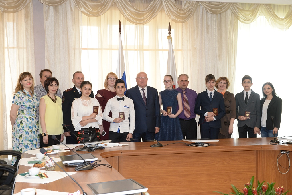 Губернатор Валерий Шанцев вручил паспорта юным нижегородцам