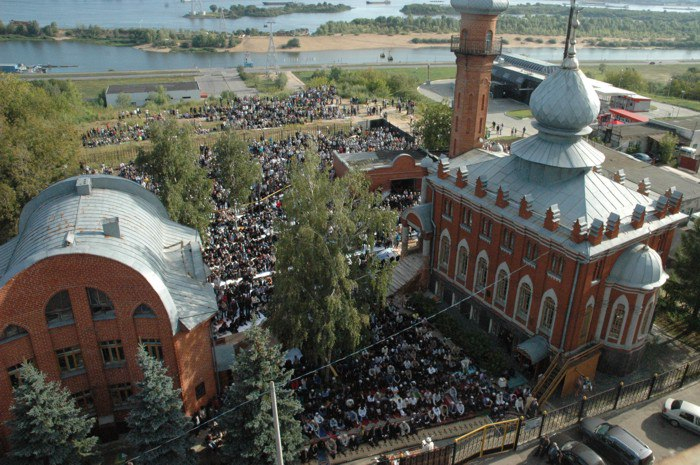 Праздник Ураза-байрам собрал у Соборной мечети 3 тысячи человек