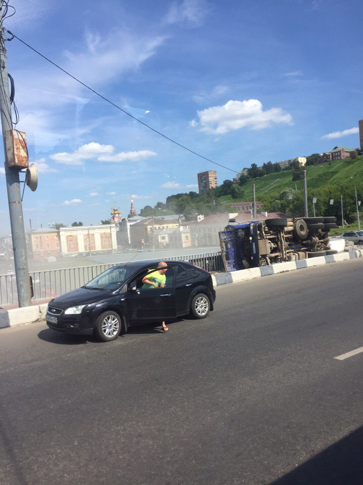 На Канавинском мосту перевернулся грузовик с бетонными плитами: есть пострадавшие (ФОТО)