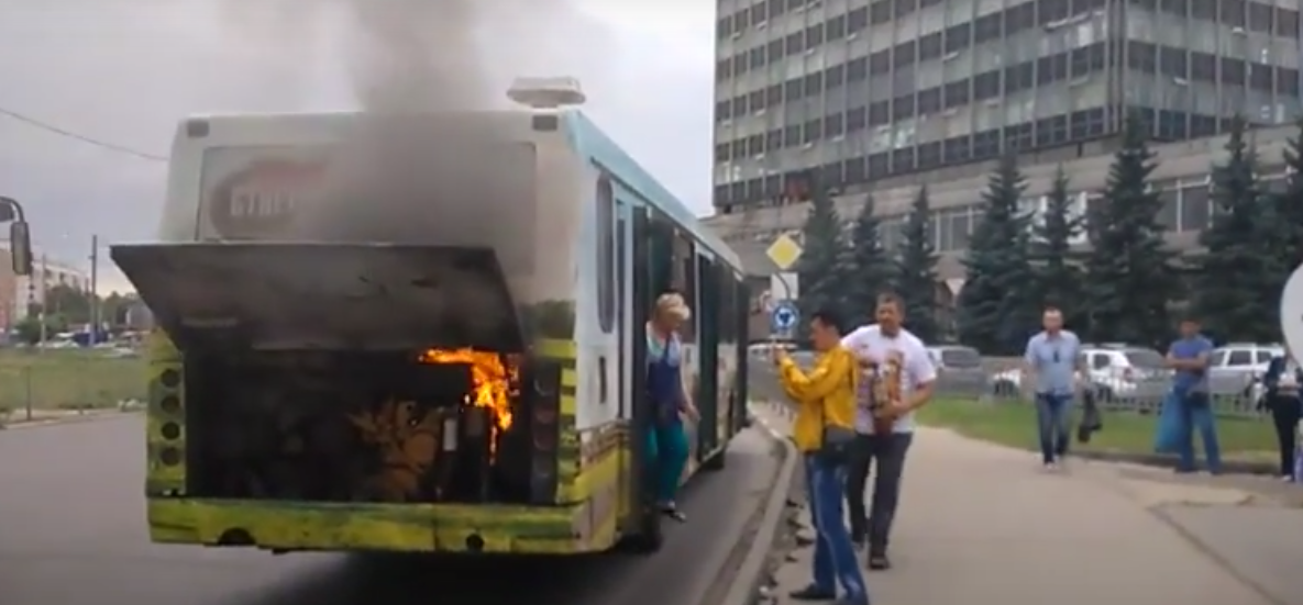 В Нижнем на полном ходу загорелся рейсовый автобус с пассажирами (видео)
