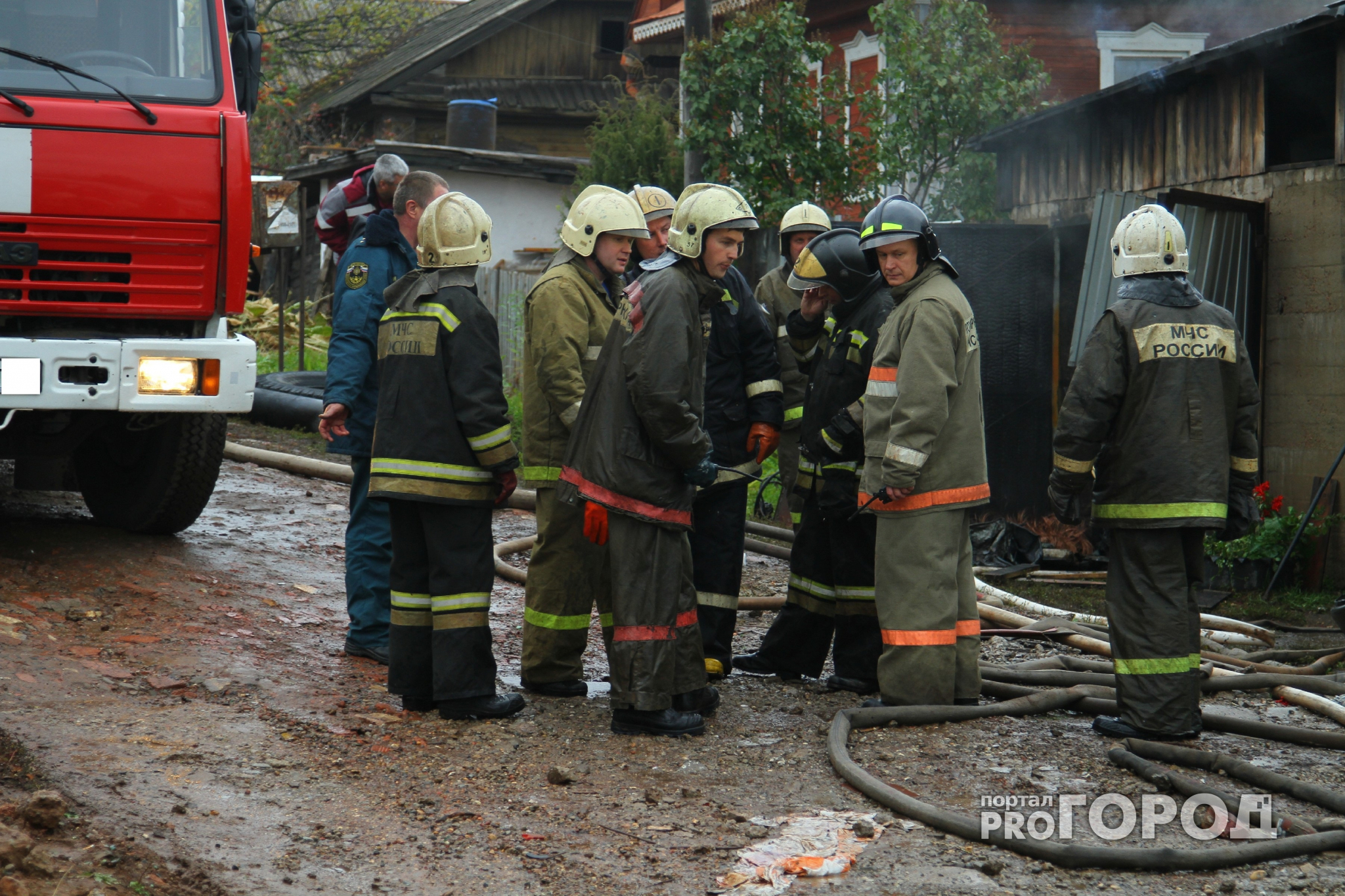 В Нижегородской области сгорели дом, баня и элитная иномарка