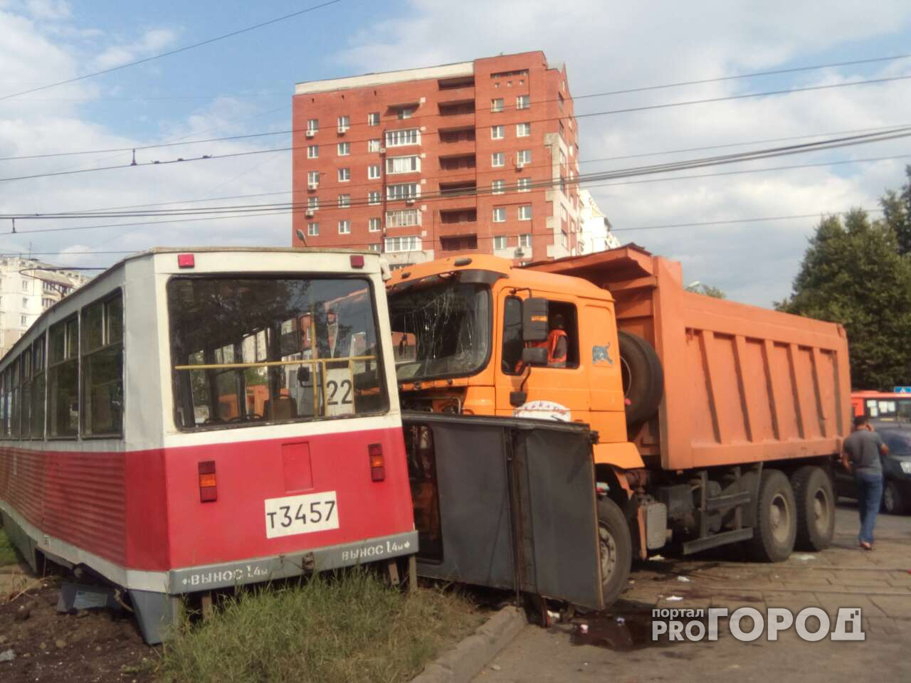 В Нижнем Новгороде большегруз снес трамвай: есть пострадавшие (фото)
