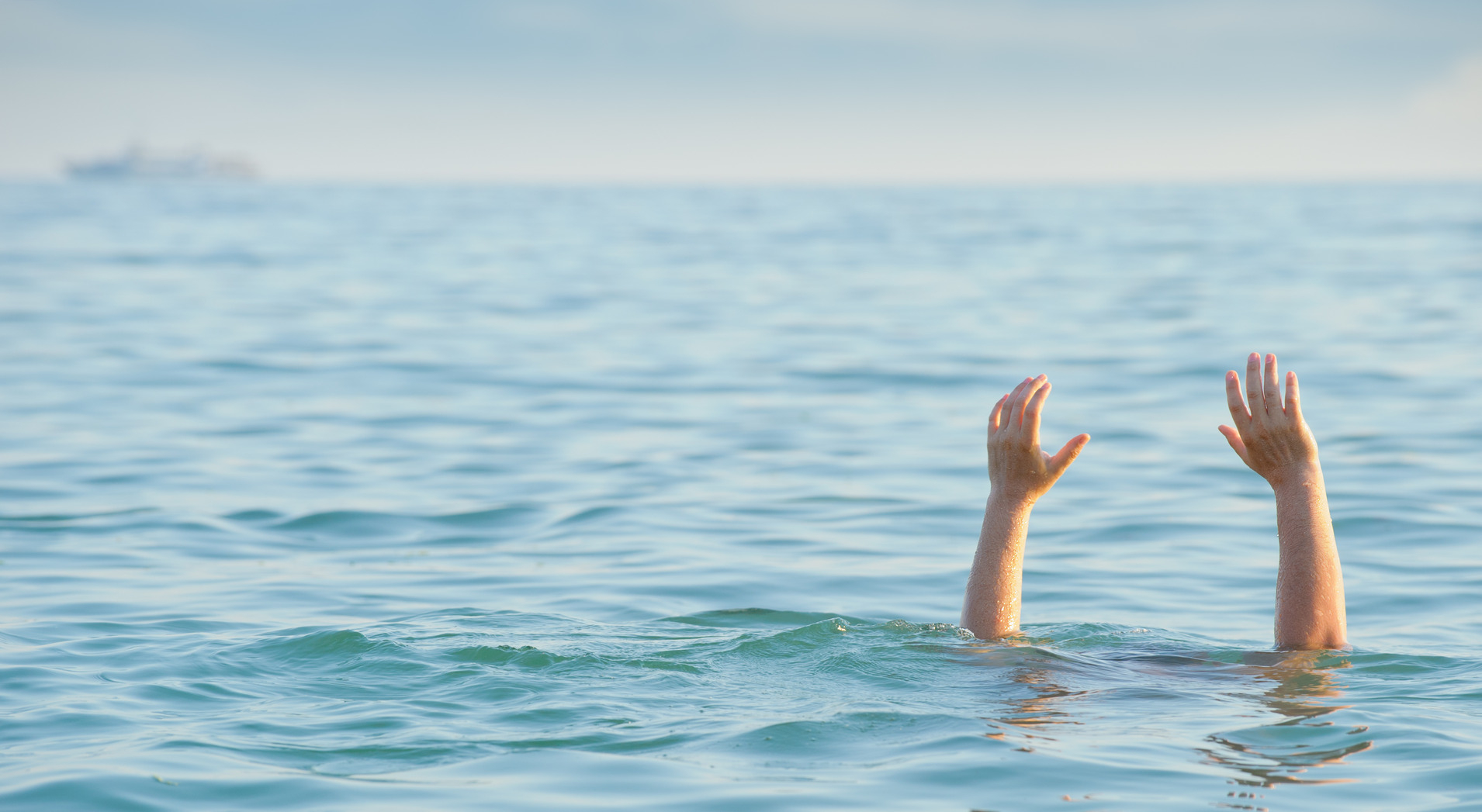 Человек утонул во время купания в озере на Бору