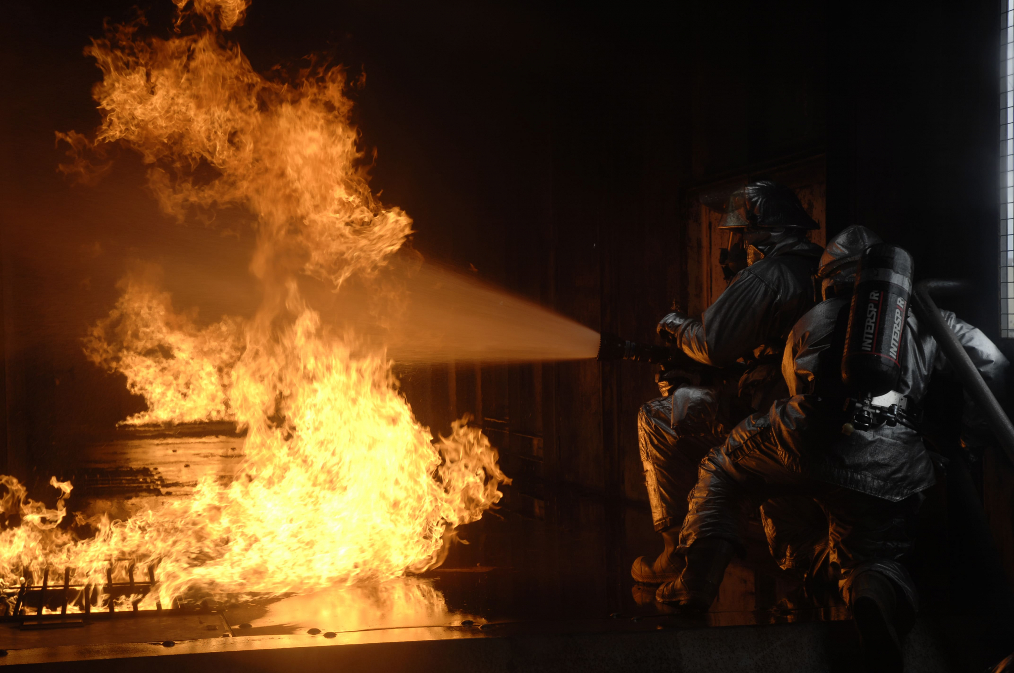 27 человек потребовалось для тушения загоревшейся квартиры в Нижнем