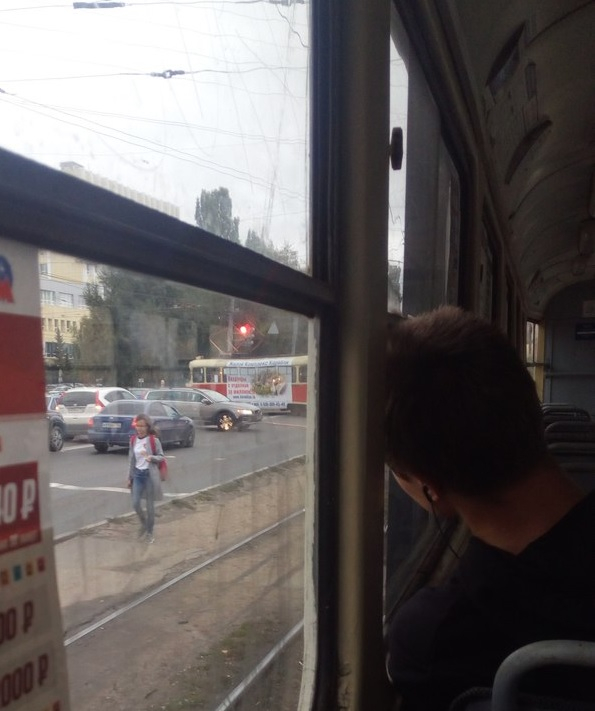 В Нижнем Новгороде трамвай сошел с рельсов и перегородил дорогу