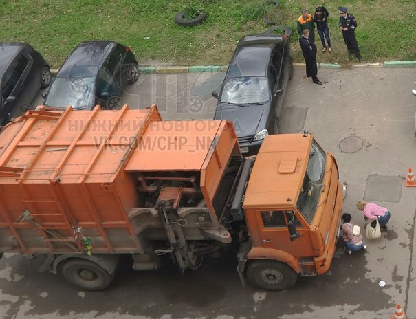 Водитель мусоровоза в Нижнем Новгороде задавил напарника во время работы