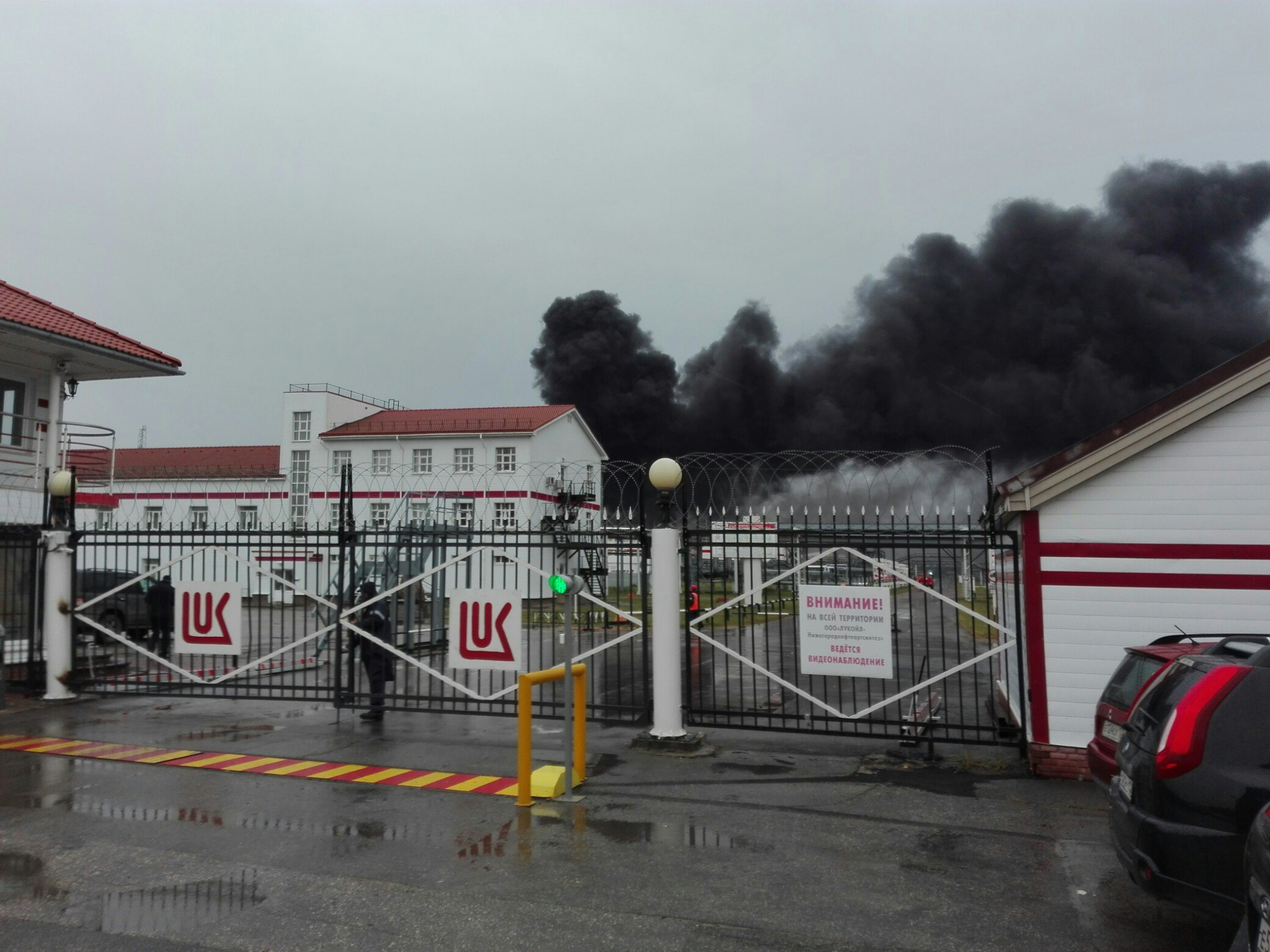 Спасатели ликвидировали крупный пожар на "Лукойле"