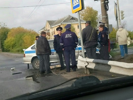 В Нижегородской области полицейские протаранили столб (ФОТО)