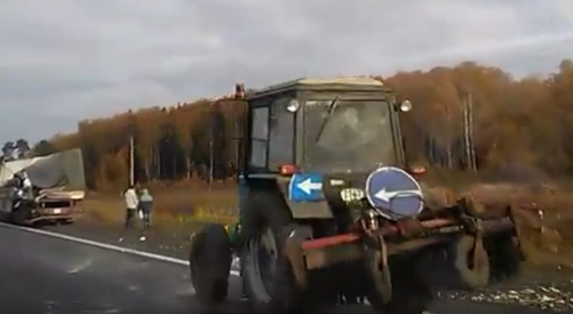 На нижегородской трассе трактор протаранил грузовик (ВИДЕО)