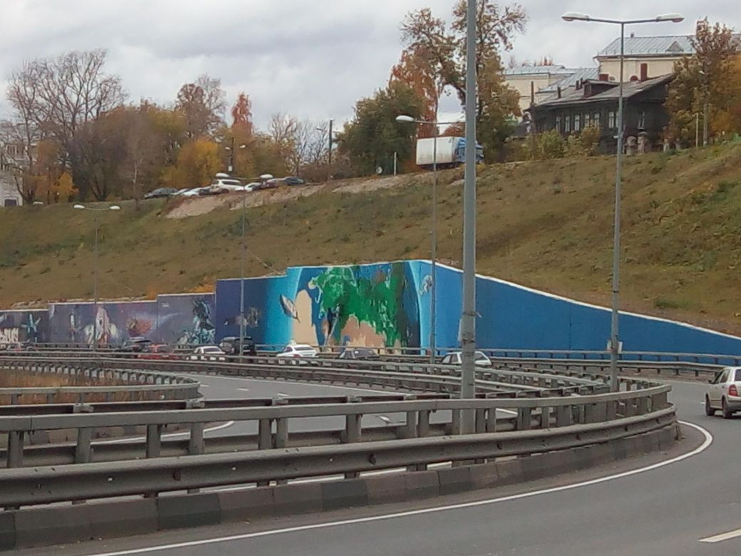 В Нижнем Новгороде на подпорной стенке метромоста‍ появилось граффити «Планета Земля»